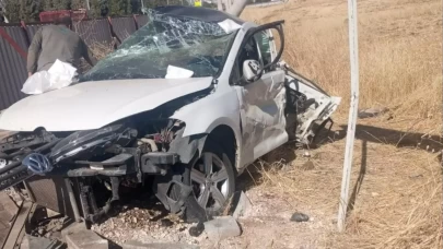 Belediye otobüsü ile otomobil çarpıştı: 1 ölü