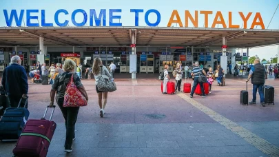 Antalya Havalimanı Tarihe Geçti: Tek Günde 230 Bin Yolcu!