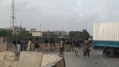 Pakistan'da eski Başbakan Khan destekçilerine polis müdahalesi: 300 gözaltı