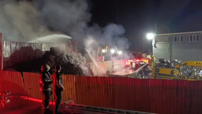 Bursa'da geri dönüşüm tesisinde yangın: 1 itfaiye eri ağır yaralandı