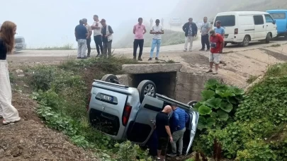 Gümüşhane’de yayla yolunda hafif ticari araç menfeze devrildi: 4 yaralı