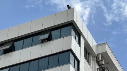 Binanın tepesinden atlamak isteyen şahıs ikna edilerek indirildi