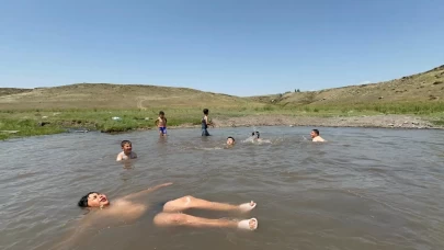 Kars'ta termometreler 34 dereceyi gördü: Çocuklar dere sularında serinledi