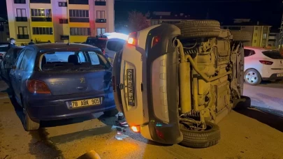 Zincirleme kazada yan yatan otomobilin altında kalmaktan son anda kurtuldu