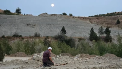 Yangında evini terk edip karşı tepede namazını kıldı