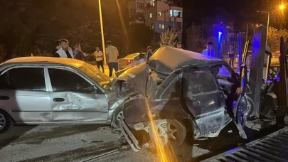 Kontrolden çıkan otomobil park halindeki araca çarptı...