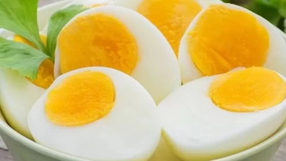 Haşlanmış yumurtayı kolayca soymanın 4 pratik yöntemi