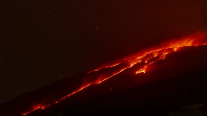 Etna Yanardağı'ndaki patlama sürüyor! Lav akıntıları 2 kilometreye ulaştı