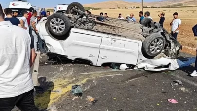 Siirt’te refüje çarparak takla atan araç ters döndü: 6 yaralı