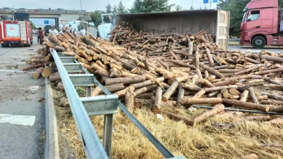 Amasya’da tomruk yüklü tır devrildi: 1 yaralı