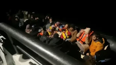 İzmir'de batma tehlikesi geçiren lastik bottaki 43 düzensiz göçmen kurtarıldı