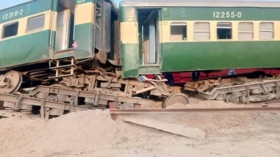 Dünya bu kazayı konuşuyor! Pakistan'da tren raydan çıktı! Ölü ve yaralılar var!