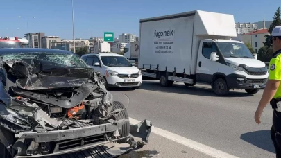 Sultanbeyli'de tıra çarpan Tesla hurdaya döndü