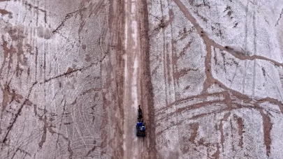 Palas Tuzla Gölü'nden geleneksel yöntemlerle tuz çıkarıyor