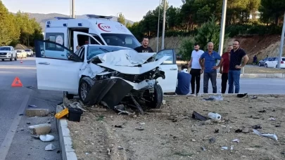 Burdur'da feci kaza: İki otomobil çarpıştı, 2 yaralı