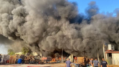 Antalya'da iki depoda yangın çıktı