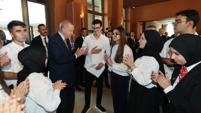 Cumhurbaşkanı Erdoğan, Ahlat'ta öğrencileri kabul etti