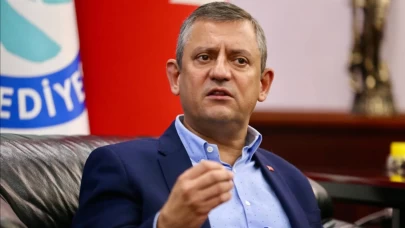 CHP Genel Başkanı Özgür Özel, çeyrek altınla ekonomi bilgisini konuşturdu