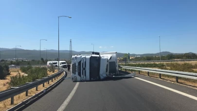 Tır devrildi; otoyol kavşağı kapandı