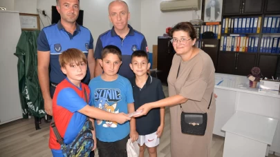 Türkeli’de örnek çocuklar: Buldukları 13 bin 400 lirayı teslim ettiler