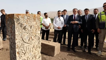 Van Valisi Balcı, Selçuklu Mezarlığı’ndaki çalışmaları inceledi