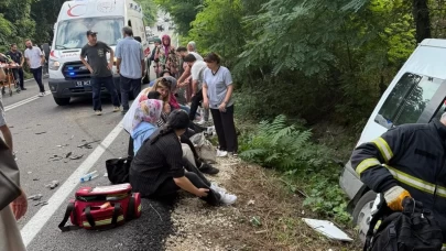 Servis minibüsü ile otomobil çarpıştı: 15 yaralı