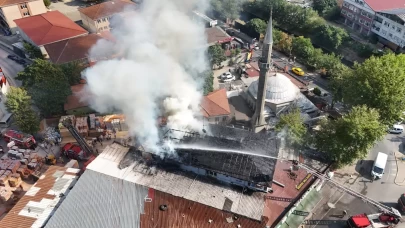Beykoz'da 3 katlı binanın çatısında korkutan yangın
