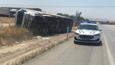 Kontrolden çıkan tır devrildi: Sürücü kazayı sıyrıklarla atlattı