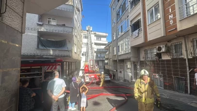 Esenler'de 5 katlı binanın çatısında çıkan yangın söndürüldü