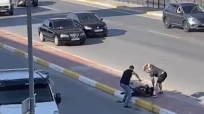 Cadde ortasında çekiç ve sopalı kavga kamerada