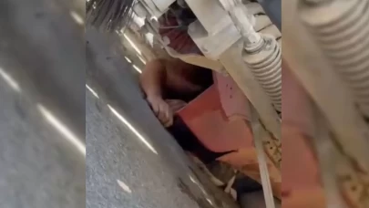 Kamyonun altında kalan motosiklet sürücüsünü kurtarmak için seferber oldular