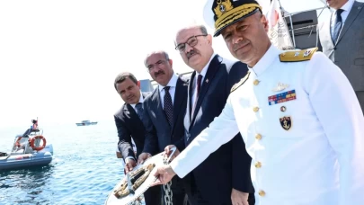 "TCG Dumlupınar" şehitleri Çanakkale Boğazı'nda saygı dalışı ile anıldı