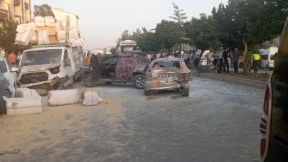 Bitlis'te freni boşalan tır, 8 aracı kullanılmaz hale getirdi