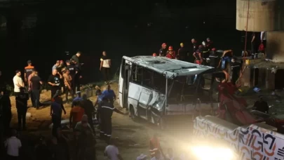 Yolcu otobüsünün dere yatağına devrildi, 18 kişi boğuldu