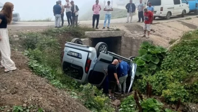 Gümüşhane’de yayla yolunda hafif ticari araç menfeze devrildi: 4 yaralı