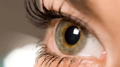 Gözlerde şimşek çakması neden olur? Yazılar neden birbirine karışır?