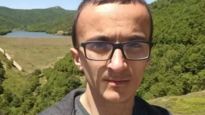 Başı çekyatın altına sıkışmış halde ölü bulundu