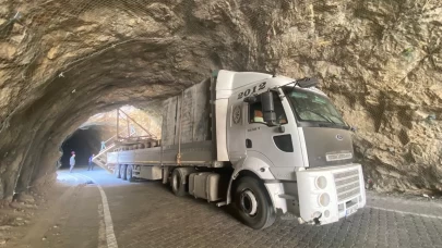 Erzincan'da tır, Tarihi Taş Yolu'nda tünele sıkıştı: Ulaşım kesildi