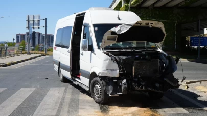 Yolcu minibüsü ile hafif ticari araç çarpıştı: 10 yaralı