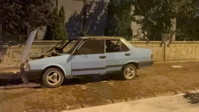 Park halindeki otomobil alev aldı