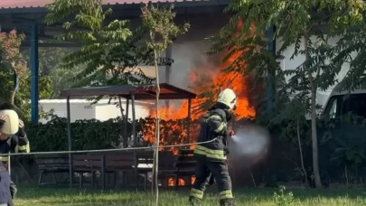 Park halindeki cenaze nakil aracı yandı