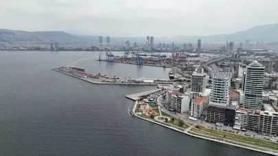 İzmir’de koku kabusu yeniden başladı: Sahil halkı tedirgin “İnsanı hasta eder!”