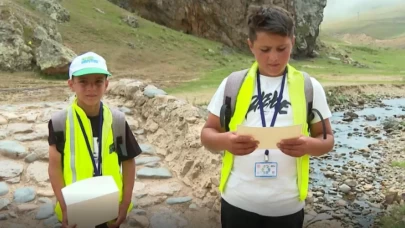 Bakan Kurum'dan çöpleri toplayan iki kardeşe teşekkür!