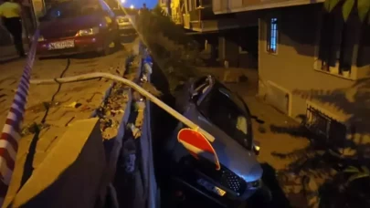 Sancaktepe’de yokuşta kayan cip apartman boşluğuna düştü: 1 yaralı