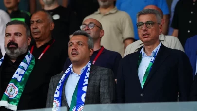 Sağlık Bakanı Kemal Memişoğlu, Çaykur Rizespor - Göztepe maçını trübünden izledi