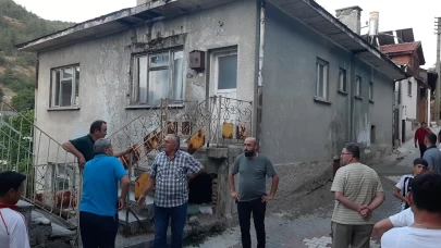 Bolu’da 3 katlı evin çatı katında çıkan yangın söndürüldü