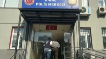 Okul önünde uyuşturucu kullanırken önce kameralara, sonra polise yakalandılar
