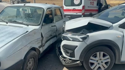 İki otomobil birbirine girdi!