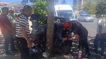 Kahramanmaraş'ta otomobil ağaca çarptı: 1 yaralı