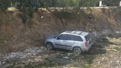 Çocukların el frenini indirdiği otomobil dereye uçtu